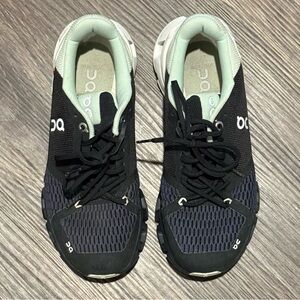 ON Women's Cloudflyer Running Shoe, Black/White/Navy/Mint